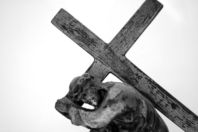 statue-jesus-carrying-cross1